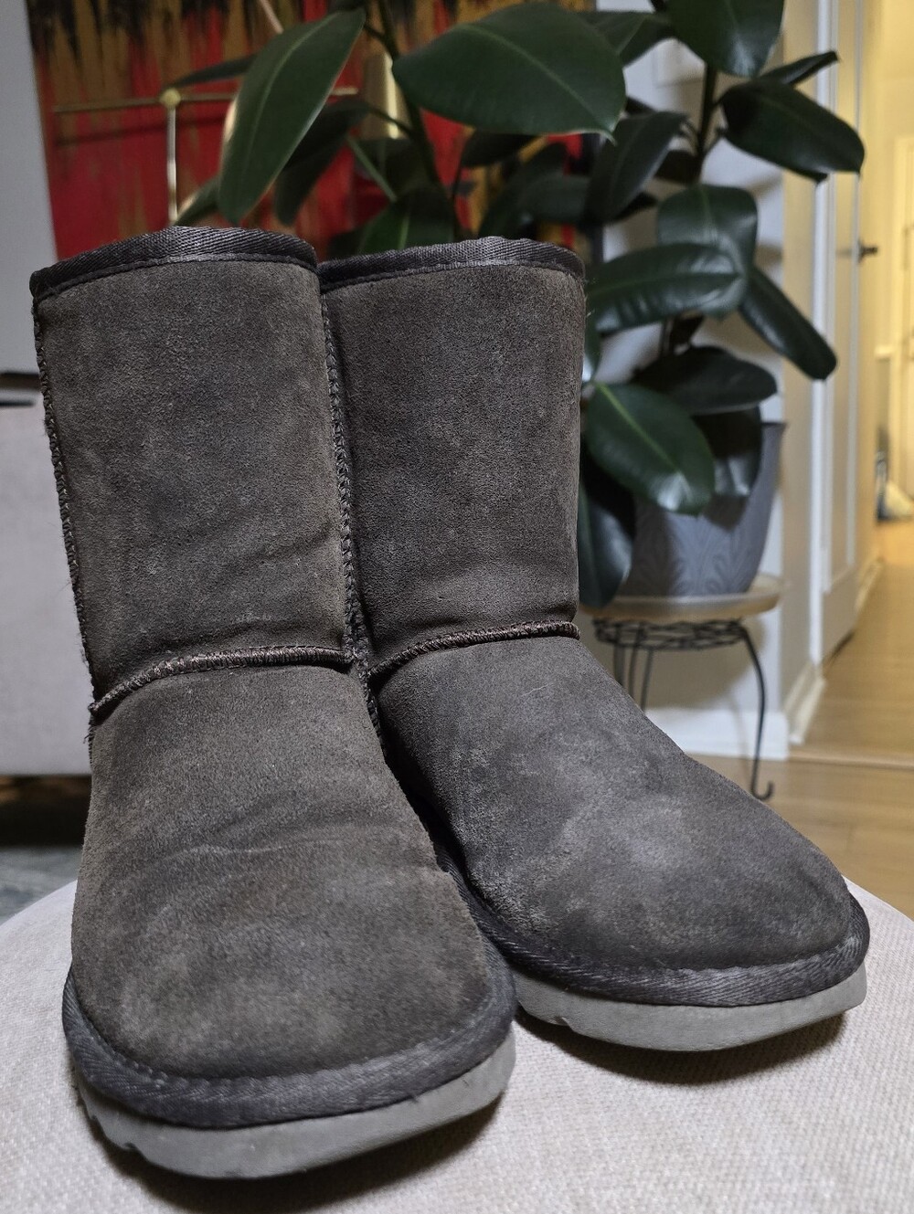 UGG Classic Short Brown Suede Boots Womens Size 9 Chestnut Genuine Shearling